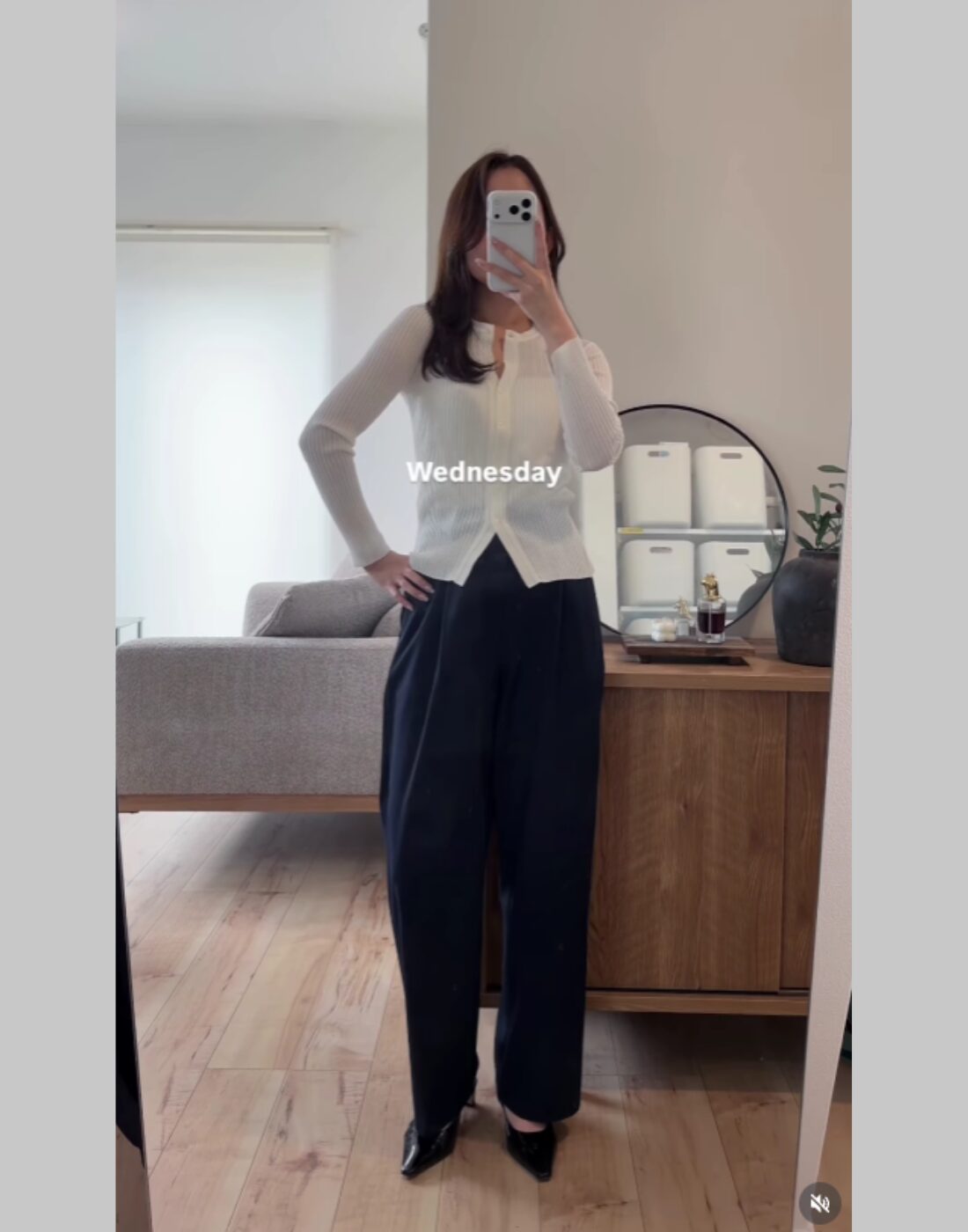 yun🐏さんのInstagramリール - ユニクロ タックワイドパンツのネイビーコーデ
