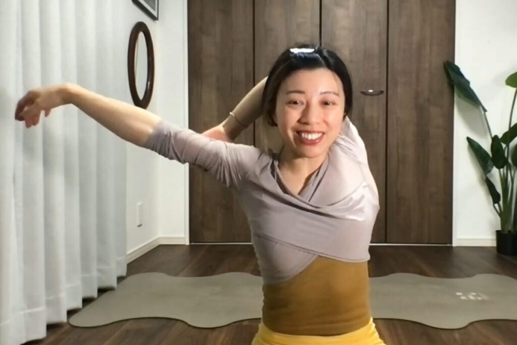 SOELUの首肩すっきりストレッチで腕を左右に揺らして肩をほぐす動き