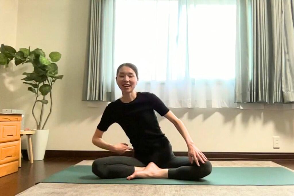 SOELUの美骨盤ストレッチであぐらで上体を回す動き