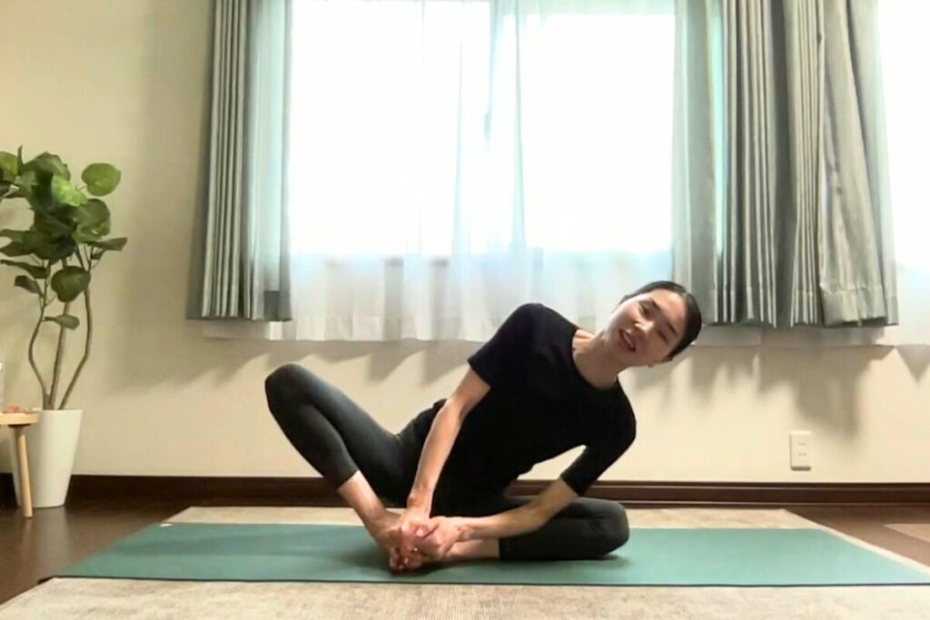 SOELUの美骨盤ストレッチで足裏を合わせて体を左右に揺らす動き