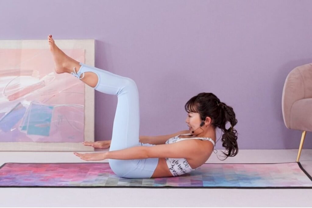 LEANBODYの下腹部引き締めピラティスで、仰向けに寝て膝を90度に曲げた開始姿勢