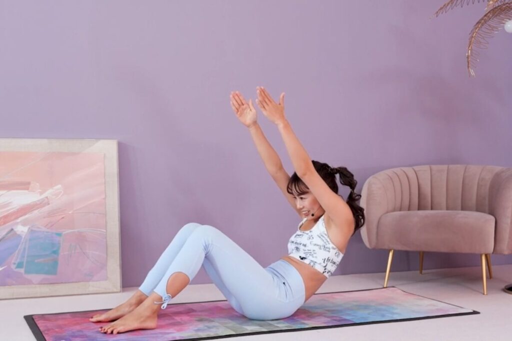 LEANBODYの下腹部引き締めピラティスで、座って腕を上に伸ばす腹筋の動き