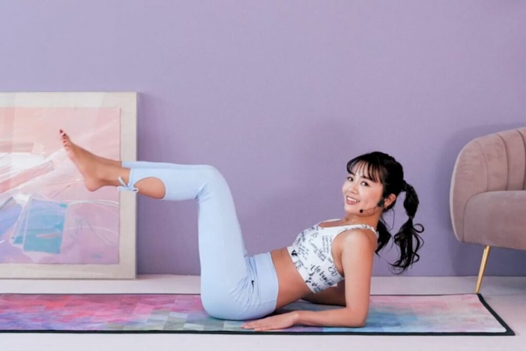 LEANBODYの下腹部引き締めピラティスで、座って脚を回す動き